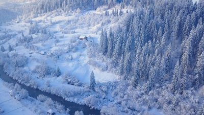 4K风景片_冬季雪花山间房屋晚霞湖面素材